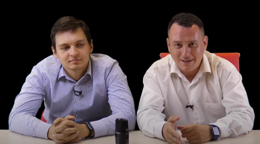 Игорь Азаров (слева) и Александр Сафронов (справа) &copy;&nbsp;Кадр видео из ютуб-канала &laquo;Красный Политобзор&raquo;, youtube.com/watch?v=WBn39WaXYQQ
