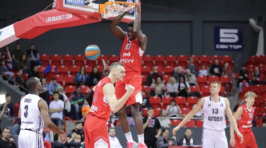 Матч Единой лиги ВТБ «Локомотив-Кубань» — «Автодор». Джонни О'Брайант и Сэм Дэккер © Фото пресс-службы ПБК «Локомотив-Кубань»