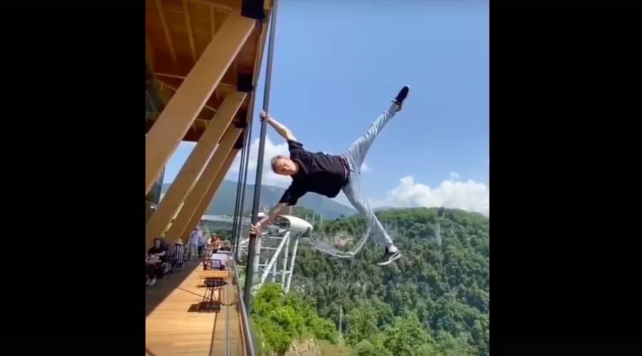  &copy;&nbsp;Кадр из видео в группе &laquo;Это Сочи, Детка! [Типичный Сочи]&raquo;, vk.com/sochi_official