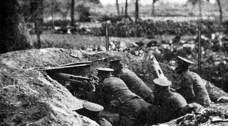 Маскировка позиции пулемета, 1915 год &copy;&nbsp;Изображение является общественным достоянием