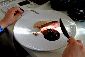 Утиная грудка с кремом из белой фасоли и соусом из черной смородины &copy;&nbsp;Фото Марины Солошко, Юга.ру