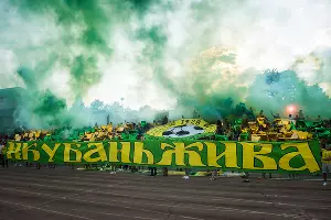 Болельщики на матче между &laquo;Кубанью&raquo; и &laquo;Абинском&raquo; &copy;&nbsp;Фото Елены Синеок, Юга.ру