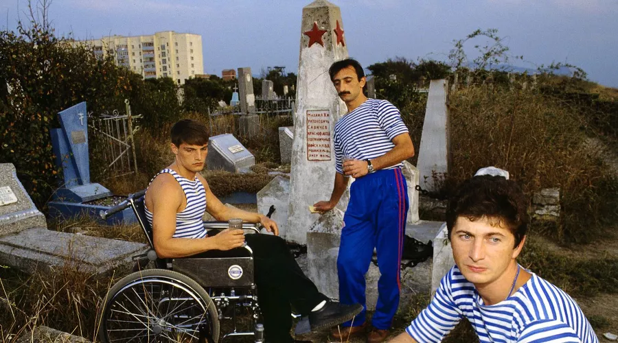 Десантники поминают погибших товарищей, Анапа, 1993 год &copy;&nbsp;Фото Владимира Вяткина, vladimir-vyatkin.photographer.ru