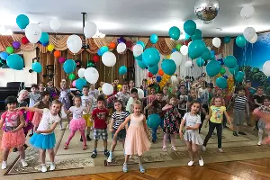 Утренник в подшефном детском саду  &laquo;Умка&raquo;, посвященный Дню защиты детей, 1 июня 2017 года &copy;&nbsp;Фото предоставлено пресс-службой Банка ЗЕНИТ Сочи