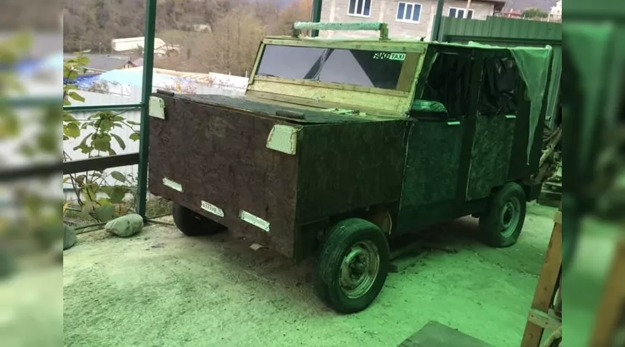  &copy;&nbsp;Фото из объявления на &laquo;Авито&raquo;, avito.ru/sochi/kollektsionirovanie/samodelnaya_mashina_iz_dereva_2209073953