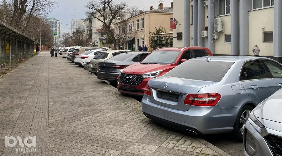 Автомобили без номеров на платной парковке на углу улиц Орджоникидзе и Октябрьской в Краснодаре, декабрь 2025 года &copy;&nbsp;Фото Александра Гончаренко, Юга.ру