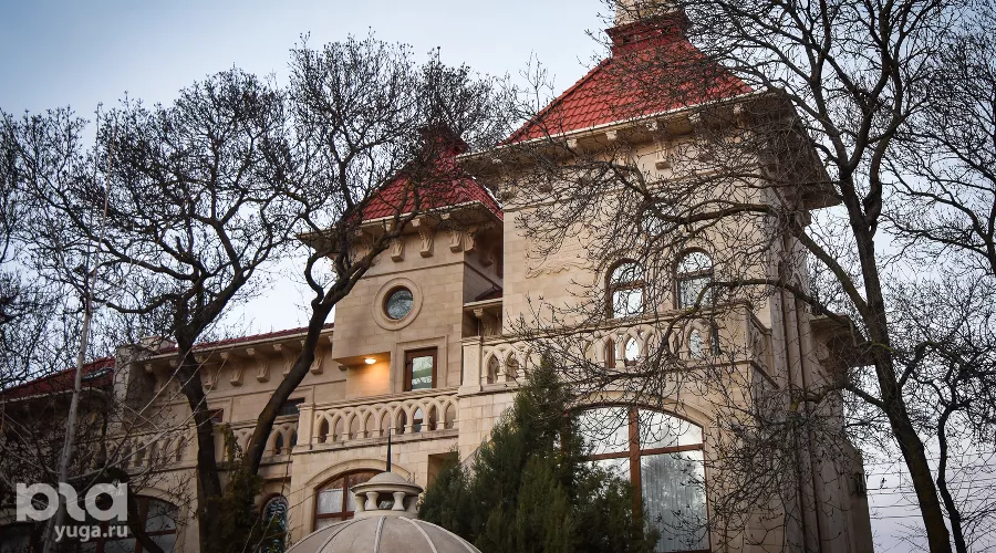 Культурный центр "Старый парк" в п.Кабардинка &copy;&nbsp;Елена Синеок, ЮГА.ру