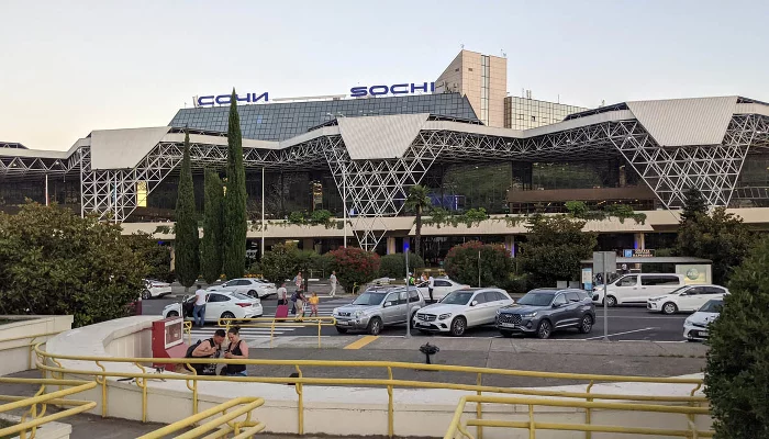 В аэропортах Краснодара и Сочи снова задерживаются рейсы