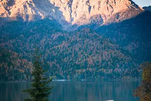 Озеро Рица &copy;&nbsp;Елена Синеок, ЮГА.ру