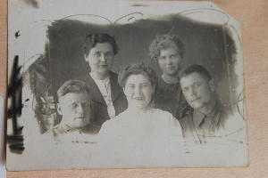 Другова Любовь Моисеевна с фронтовыми товарищами © Фото из семейного архива Марины