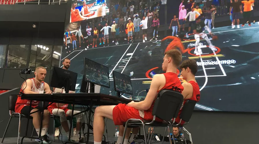 Никита Рябов (справа на переднем плане) и Артём Коряковский из «Локо-2» играют в фиджитал-баскетбол против белгородских «Пегасов» &copy;&nbsp;Фото Антона Быкова, Юга.ру