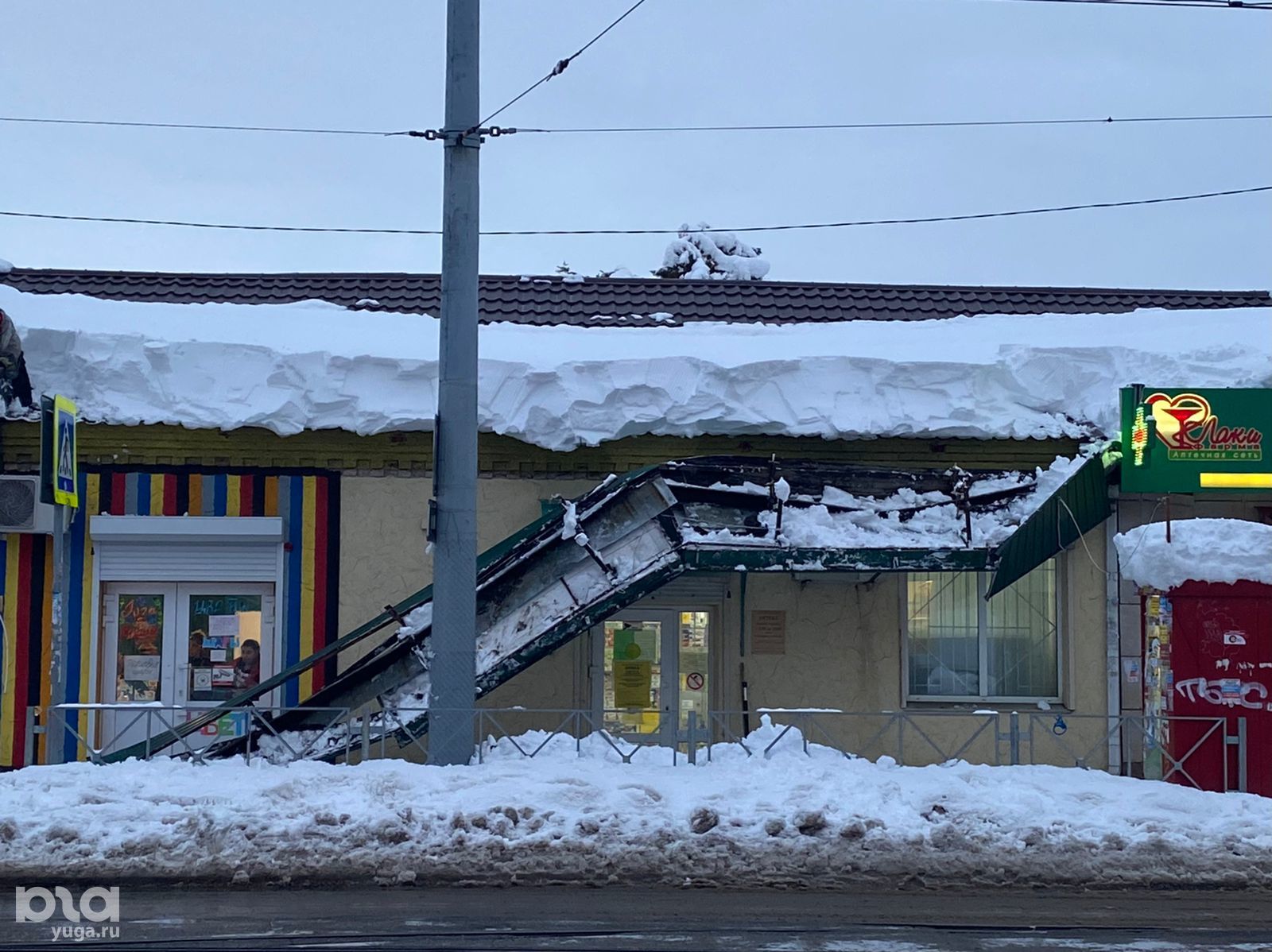 На Дмитриевской Дамбе упала вывеска аптеки © Фото Валерии Кирсановой