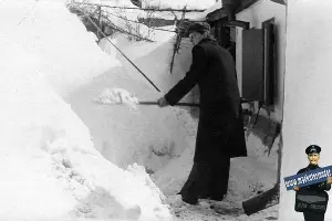 Уборка снега во дворе на Фрунзе, 132. Зима 1954 года &copy;&nbsp;Фото из архива Педино, myekaterinodar.ru