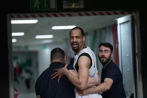 Сотрудники «Зенита» уводят в раздевалку удаленного Винса Хантера &copy;&nbsp;Фото предоставлено пресс-службой Единой лиги ВТБ (Автор Фёдор Обмайкин)