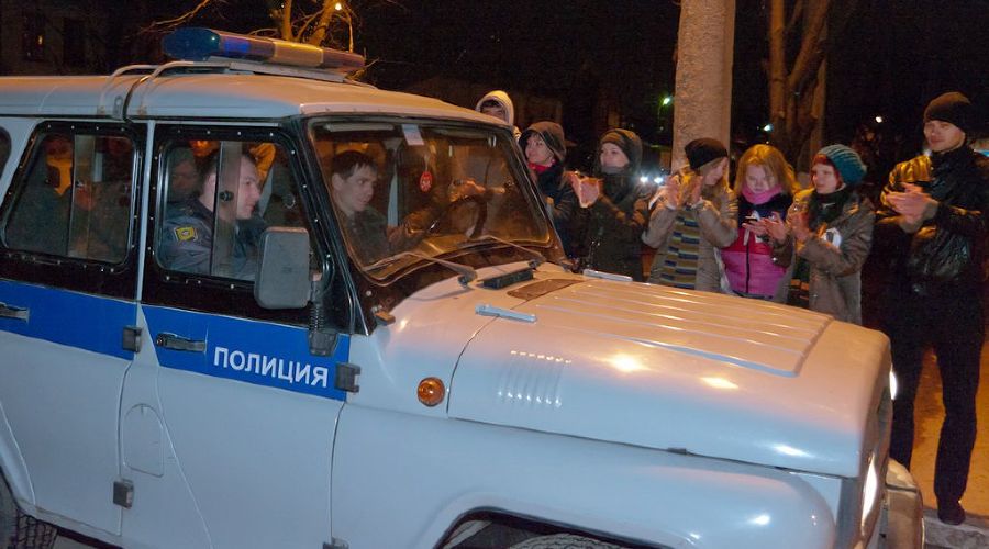 Флешмоб "Белая лента" у ворот РОВД Центрального округа Краснодара &copy;&nbsp;Владислав Щеколдин