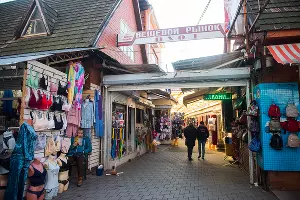 Торговые ряды вещевого рынка &copy;&nbsp;Фото Елены Синеок, Юга.ру