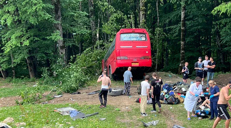 Автобус, перевозивший студентов КубГУ, 18 июня 2022 года попал в аварию возле Мезмая © Фото пресс-службы прокуратуры Краснодарского края