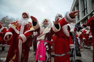Парад Дедов Морозов в Краснодаре © Елена Синеок, ЮГА.ру