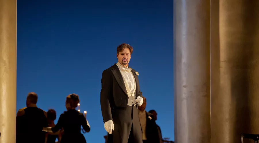 Кадр из оперы «Евгений Онегин» &copy;&nbsp;Фото с сайта www.theatrehd.ru