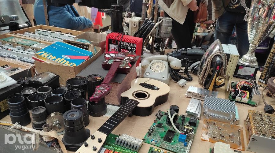 Церковные свечи рядом с&nbsp;«Библией&nbsp;секса»