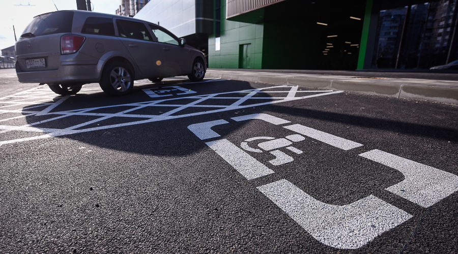 Парковка для малобильных граждан &copy;&nbsp;Фото Елены Синеок, Юга.ру