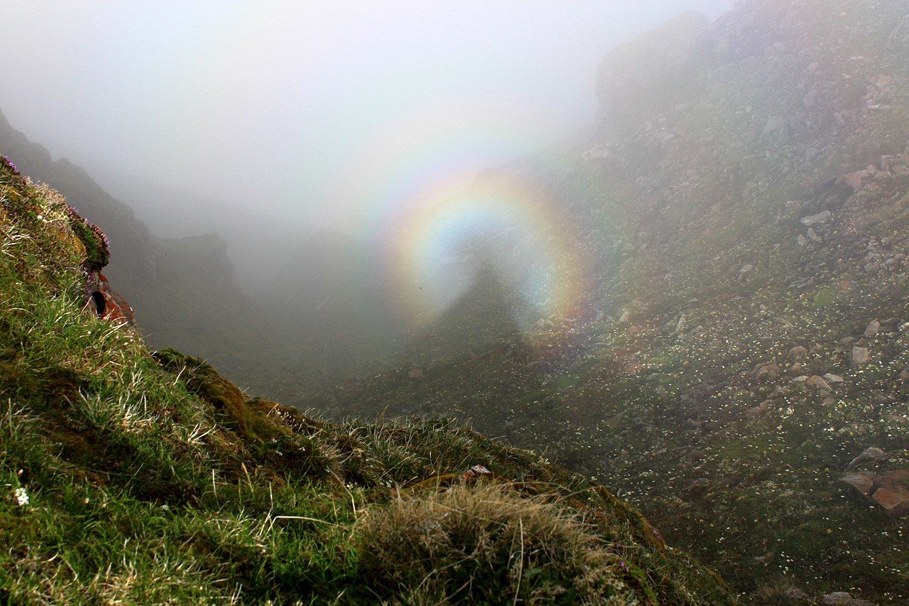 Брокенский призрак в окружении глории © Фото Uwelino, commons.wikipedia.ru