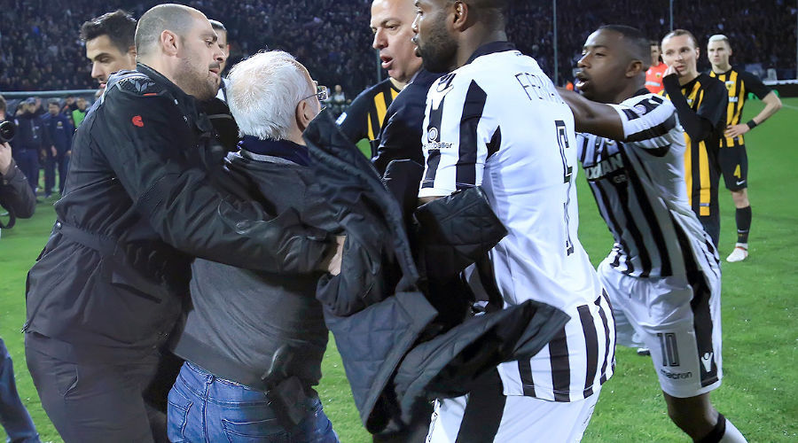 Иван Саввиди (второй слева) на поле ​во время матча между клубами ПАОК и АЕК в Салониках  © Фото с сайта www.intime.gr