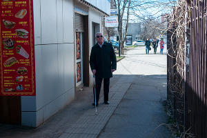 Слабовидящий мужчина с тростью © Фото Дмитрия Пославского, Юга.ру