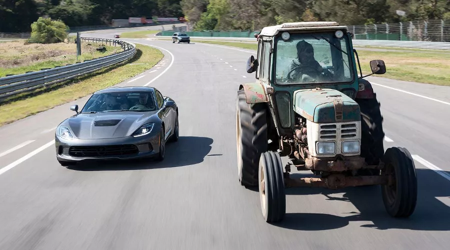 трактор &copy;&nbsp;Изображение сгенерировано нейросетью Gigachat