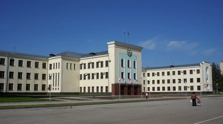 Дом правительства Карачаево-Черкесии &copy;&nbsp;Фото с сайта kchrline.ru