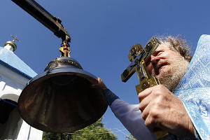 Колокол-благовест подняли на колокольню первого храма Кубани © Влад Александров. ЮГА.ру