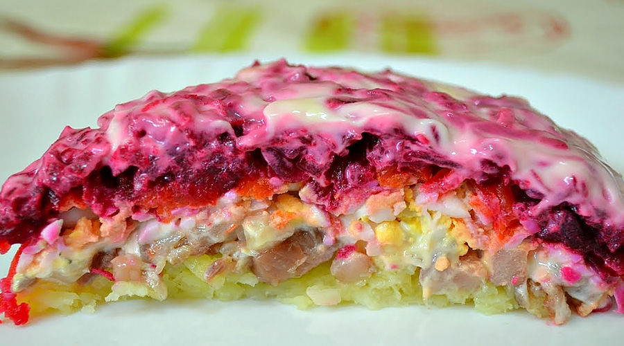 Салат «Сельдь под шубой» &copy;&nbsp;Скриншот с видео канала &laquo;Семейная кухня&raquo; youtube.com/channel/UCnLm2fpeBqs3alj_MSEl9WQ