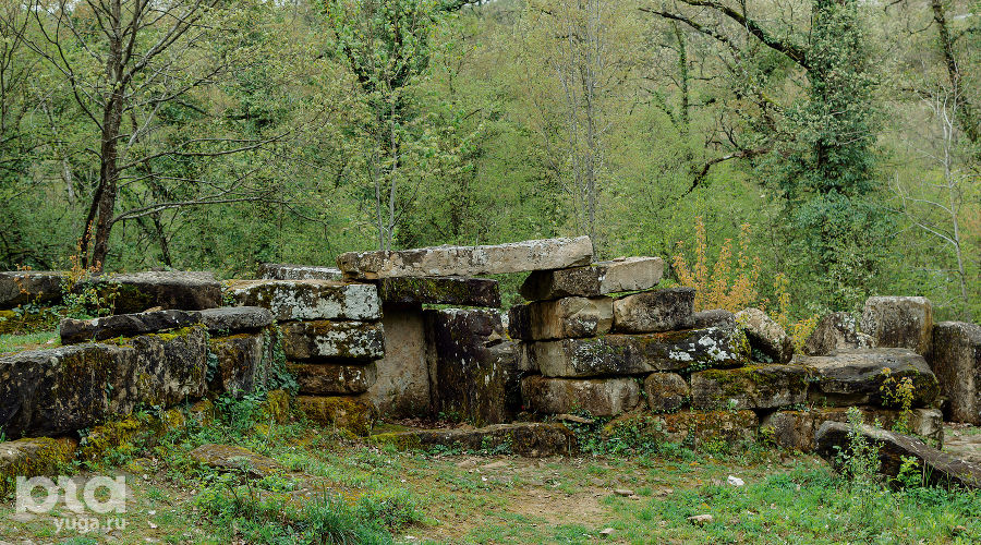 Руины дольмена близ Васильевки &copy;&nbsp;Фото Юли Шафаростовой, Юга.ру