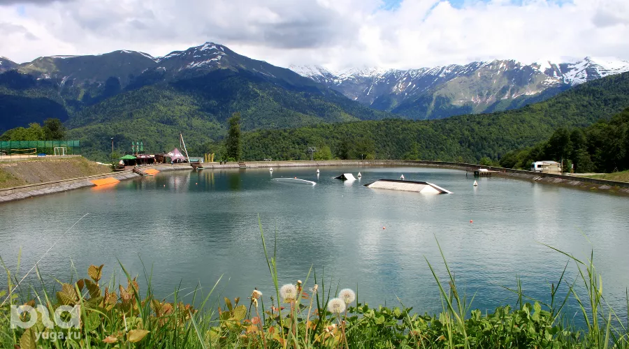 Верхнее озеро на велопешеходной тропе «Озерный траверс» курорта «Роза Хутор» &copy;&nbsp;Фото Марины Солошко, Юга.ру
