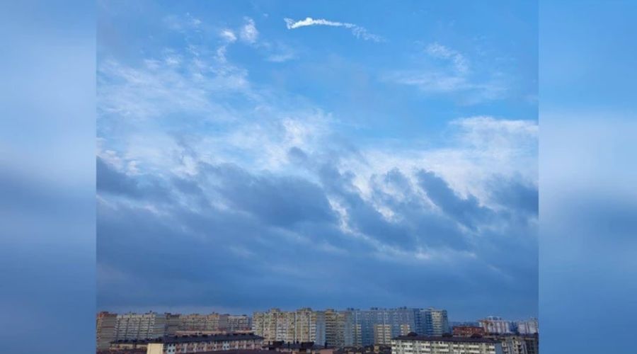 Белая полоса в небе над Краснодаром после громкого хлопка вечером 4 июня 2023 г. © Скриншот публикации в телеграм-канале «Шанхай Краснодар», T.me/shanhai_krasnodar
