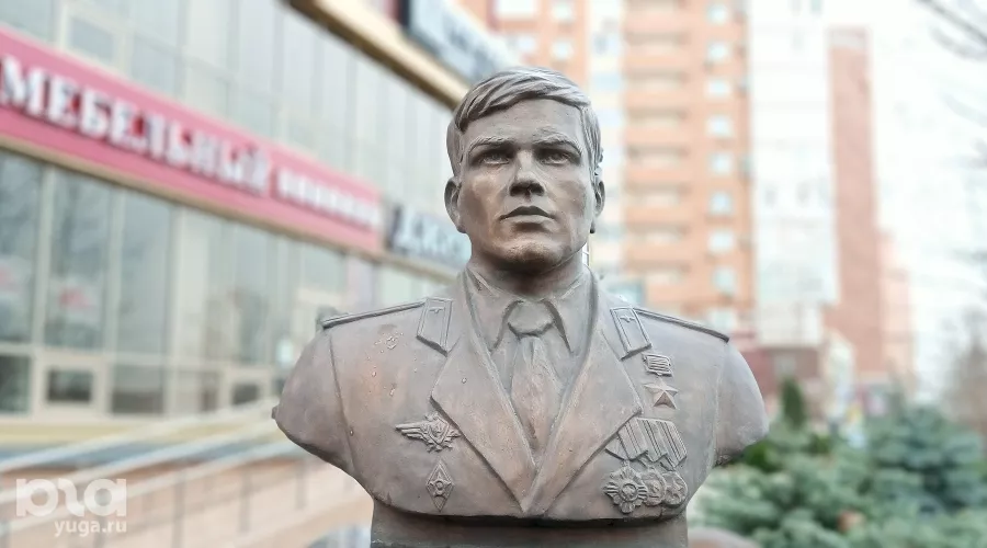 Бюст Сарабеева в Краснодаре &copy;&nbsp;Фото Андрея Малёваного, Юга.ру