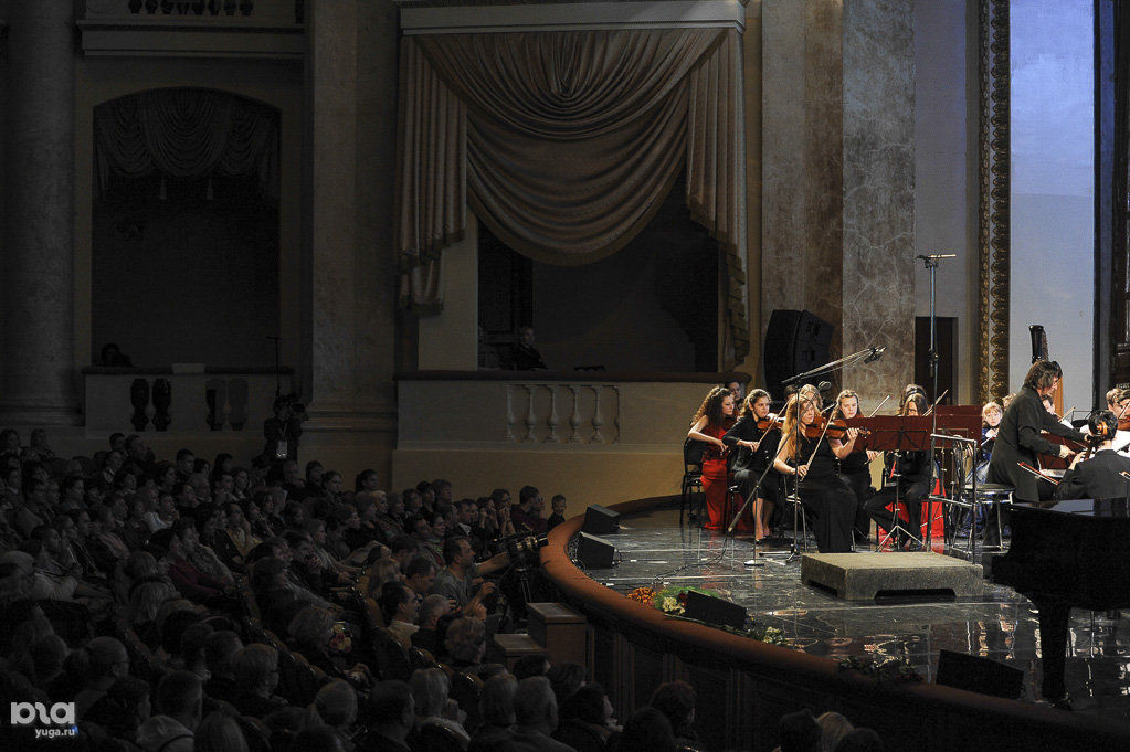 закрытие фестиваля башмета. фестиваль юрия башмета в сочи. оркестр башмета молодежный сочи 2022. зимний театр башмет. концерты юрия башмета в сочи летом фото.