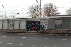 Врачи вытаскивают пострадавшего из-под трамвая &copy;&nbsp;Фото Юга.ру