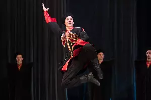 Концертный номер &laquo;Дружба&raquo; в исполнении ансамблей народных танцев &laquo;Кубань&raquo; и кавказских танцев &laquo;Зихи&raquo; &copy;&nbsp;Фото Елены Синеок, Юга.ру