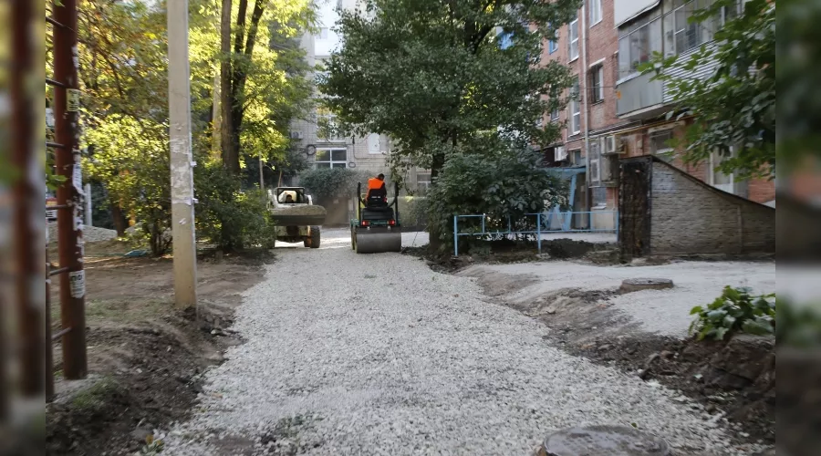 Работы по благоустройству придомовой территории на улице Тургенева в Краснодаре &copy;&nbsp;Фото пресс-службы администрации Краснодара