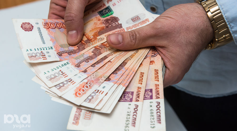 Деньги в руках © Фото Елены Синеок, Юга.ру