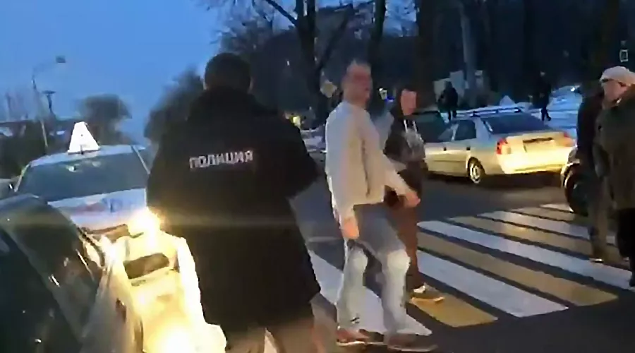 Полицейский на месте ДТП &copy;&nbsp;Кадр из видео группы &laquo;Новости Ростова&raquo;, vk.com/rostovonline61