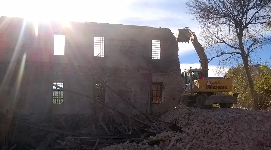 Снос сгоревшего здания на Гимназической &copy;&nbsp;Фото Сергея Юхновского, Юга.ру