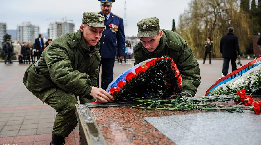 Возложение венков на сочинском мемориале  &copy;&nbsp;Нина Зотина, ЮГА.ру