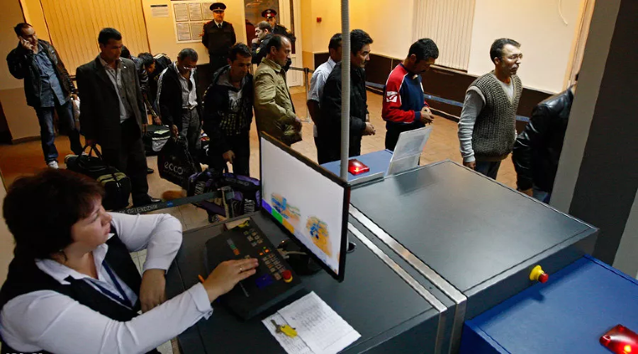 Высылка мигрантов-нелегалов из аэропорта Краснодара &copy;&nbsp;Влад Александров, ЮГА.ру