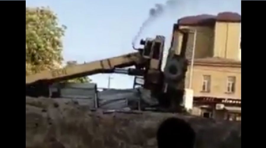 В Дербенте рухнул автокран © Скриншот видео из канала «Регион Online» в YouTube