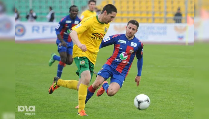 Артур Тлисов (с мячом) против Зорана Тошича &copy;&nbsp;Елена Синеок, ЮГА.ру