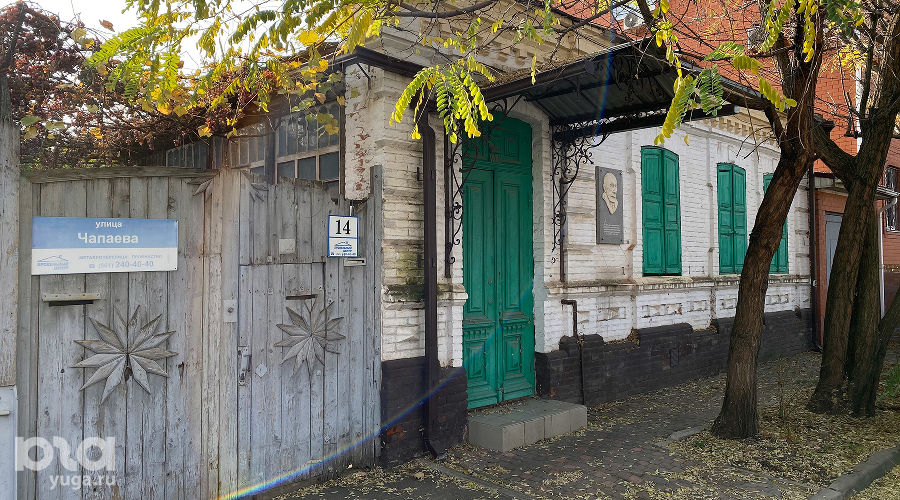 Малюсенький домик, как его называет Шошина, на Чапаева и правда милый, но ручек на его двери уже нет &copy;&nbsp;Фото Александра Гончаренко, Юга.ру