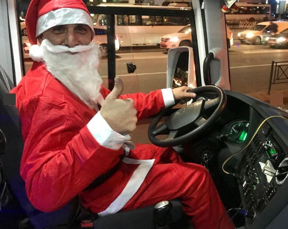 Новогодний автобус. Встреча нового года в автобусе. Встреча нового года в автобусе. Дедморобус санкт-петербург 2021. Встреча нового года в автобусе.