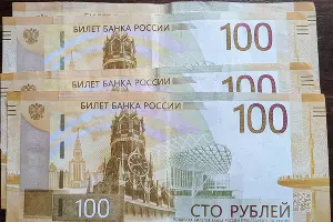 Лицевая сторона банкноты номиналом 100 рублей 2022 года выпуска &copy;&nbsp;Фото Александры Прохоренковой-Аксеновой, Юга.ру